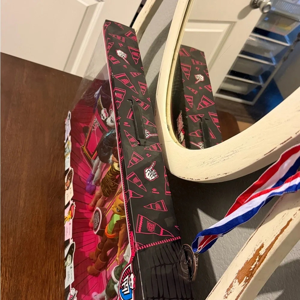 monster high doll set with bright pink packaging - Picture 5 of 9